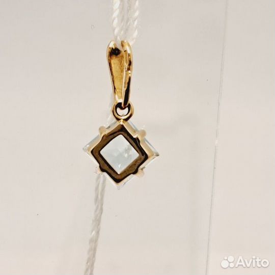 Золотая подвеска с камнем