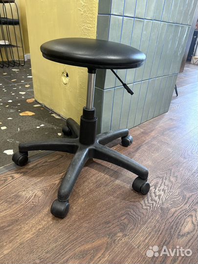 Стул для мастера парикмахера