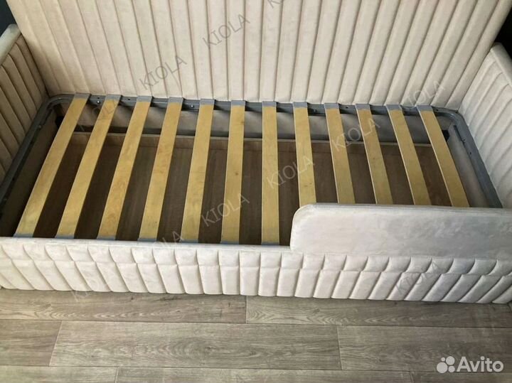 Детская кровать с мягкой обивкой