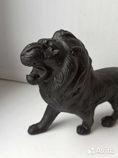 Старинная статуэтка. лев. литьё. не магнит