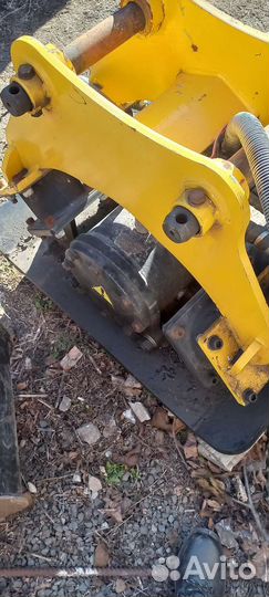 Виброплита на JCB