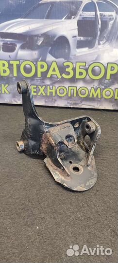 Кронштейн опоры двигателя Volkswagen Passat B3