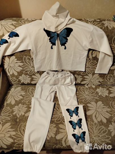 Продам костюмы и комбинезон на лето