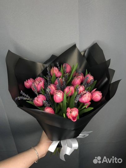 Букет из 21 розового тюльпана с лавандой