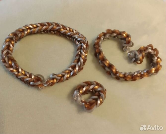 Комплект браслетов из резинок