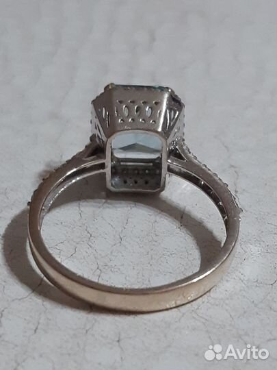 Золотое кольцо с бриллиантами и топазом