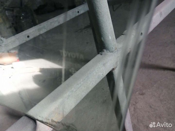 Продам левое стекло на тоёта корола 100