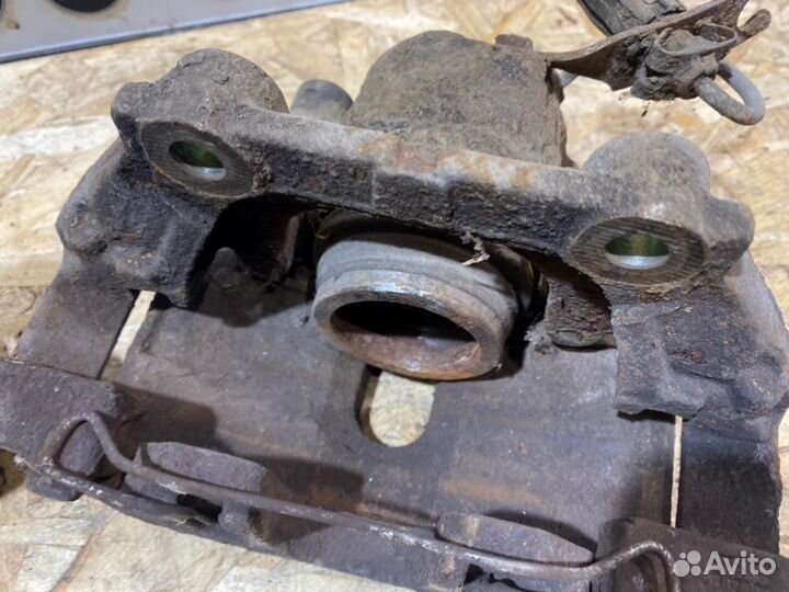 Суппорт тормозной передний Volkswagen Passat B5