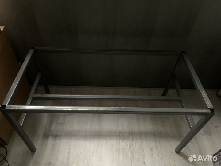 Металическая подставка для мебели