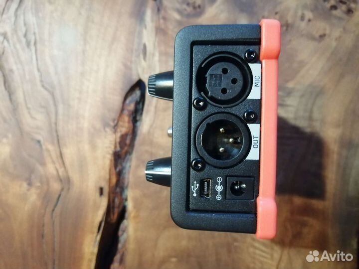 TC helicon VoiceTone R1 Reverb pedal