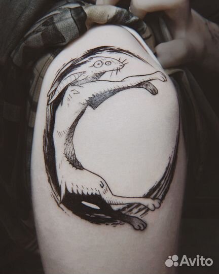 Тату-мастер черной концептуальной татуировки (Пите