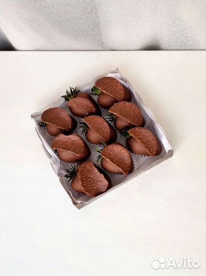 Клубника, финики в шоколаде