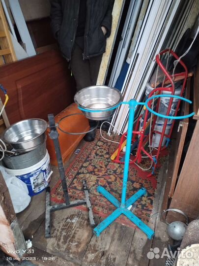 Стойка для кормления с мисками