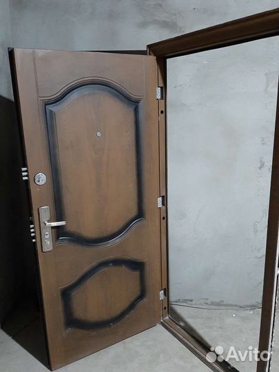 Дверь входная 96Х205