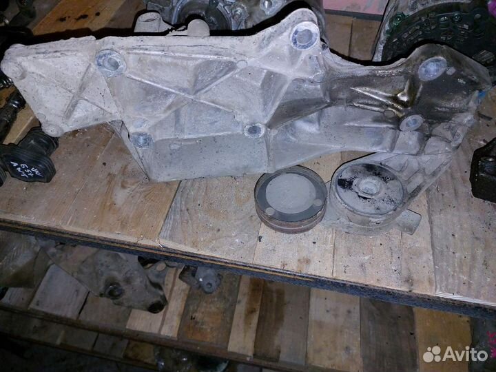 Кронштейн генератора вискомуфты 1.6 AHL Audi A4 B5