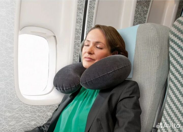 Подушка для шеи в самолете и машине