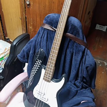 Бас Гитара Caraya B300BK и комбоусилитель GA-10