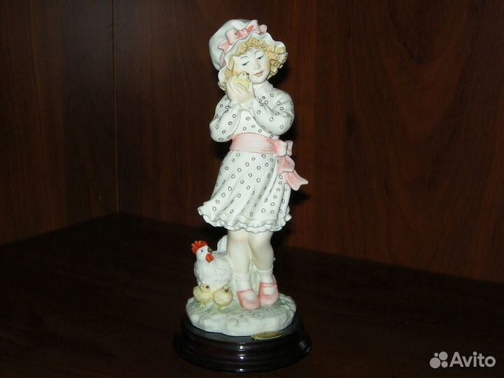Статуэтка Армани «Девочка с цыпленком» Оригинал