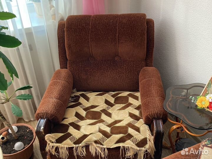 Один диван и два кресла