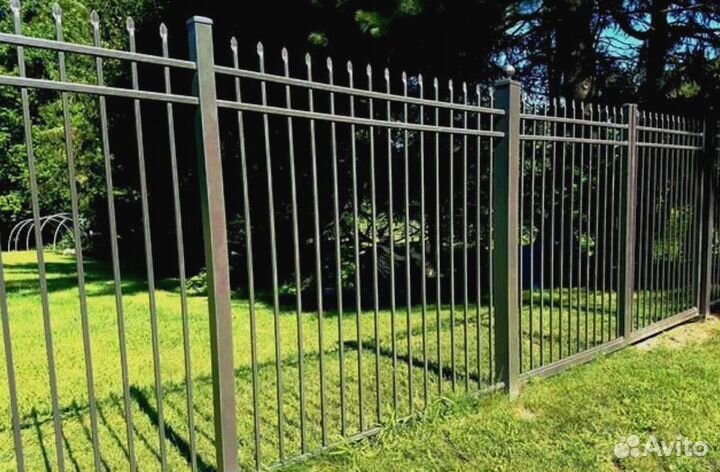 Забор из профильных труб с ковкой