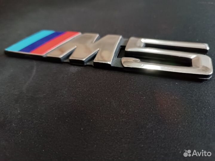 BMW М5 эмблема на капот багажника