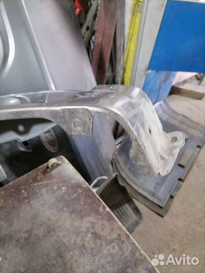 Крыло левое переднее Гранта FL