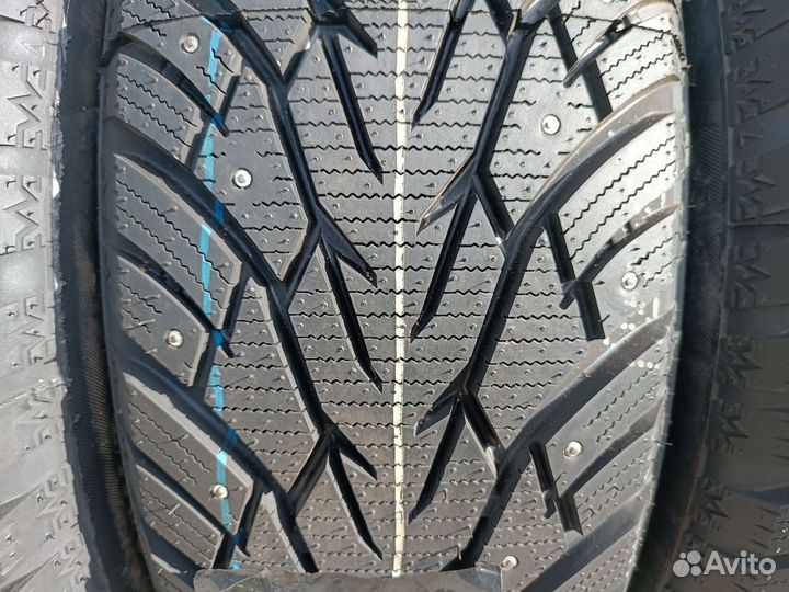 Royal Black Royal Stud 215/65 R16 103H