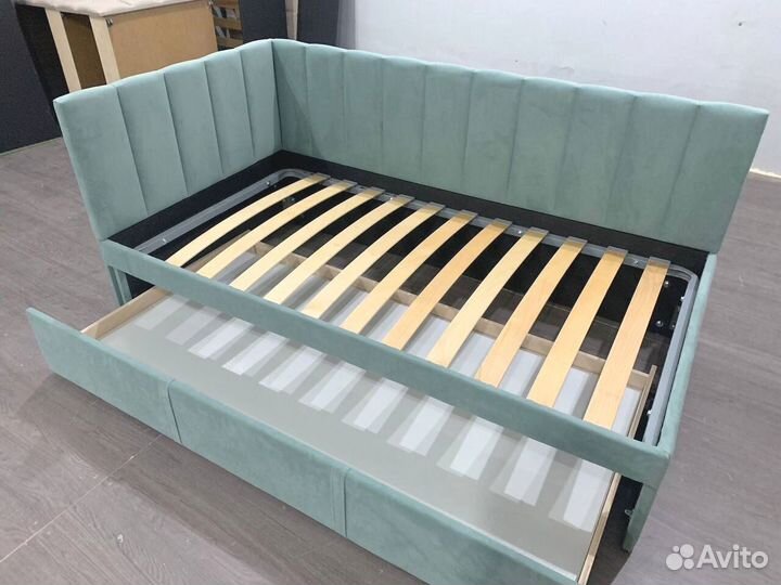 Детская кровать с бортиками и изголовьем