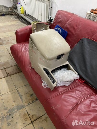 Консоль между перед. сиденьями