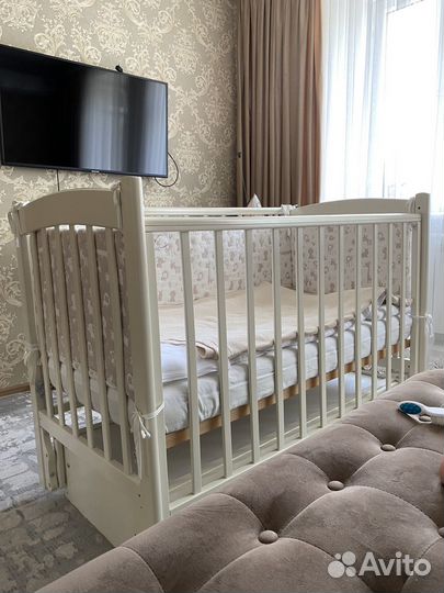 Детская кроватка с маятником и ящиком