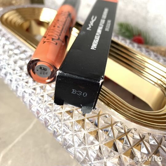 Блеск для губ MAC увлажнение и питание