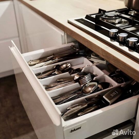 Угловая кухня в потолок.Кухонный гарнитур на заказ