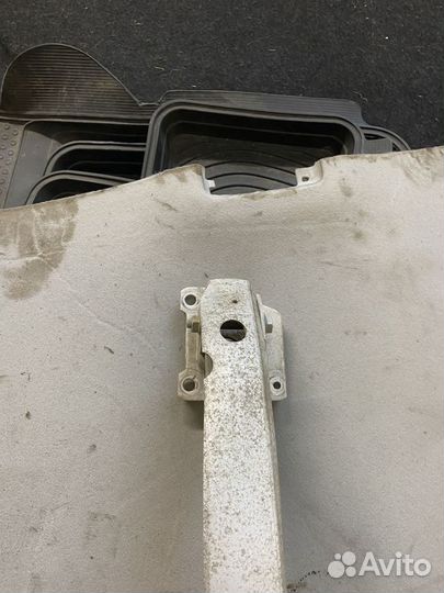 Усилитель заднего бампера Renault Megane II (2002–