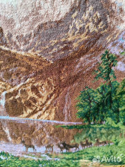 Картина вышитая в рамке без стекла