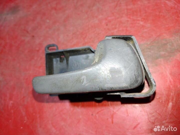 Ручка двери правая Volkswagen Passat B4 седан 1.8I