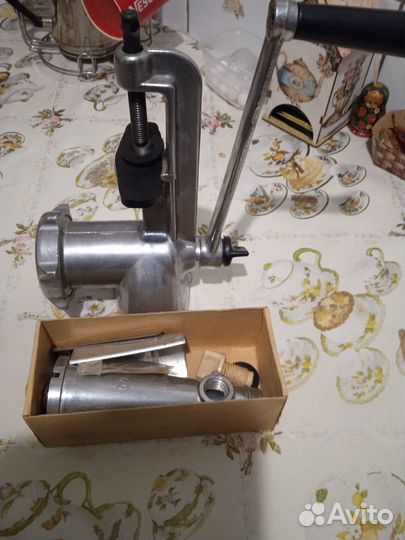 Мясорубка ручная с насадкой соковыжималки