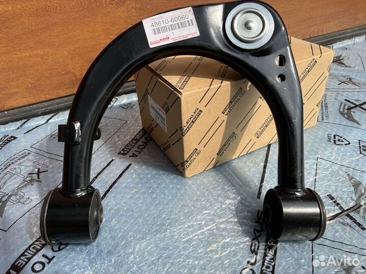 Рычаг передний верхний правый Land Cruiser 200