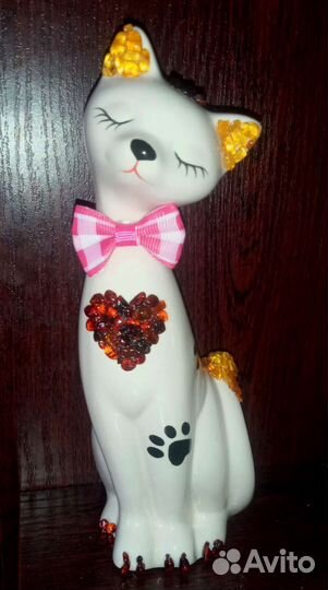 Фарфоровая статуэтка с натуральным янтарем