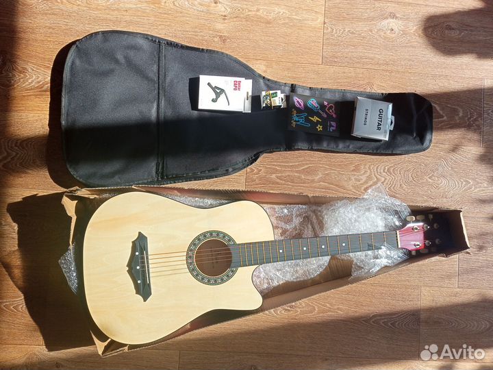 Акустическая гитара для подарка