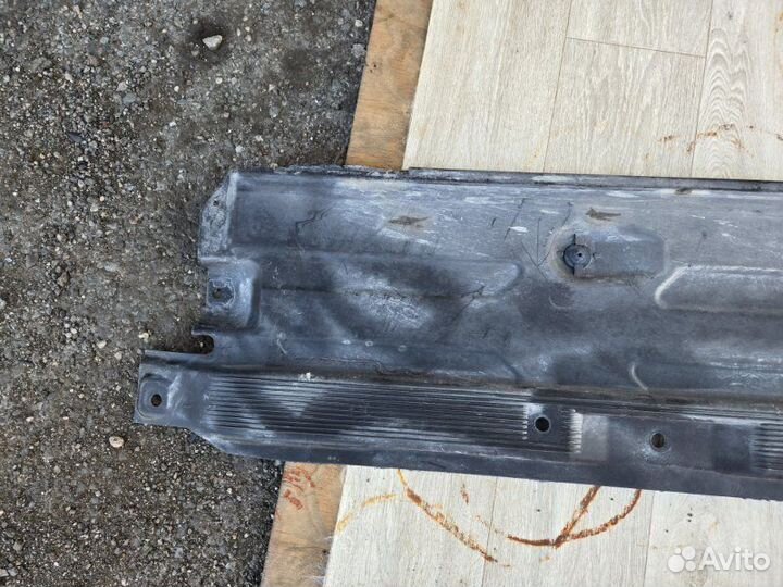 Защита днища кузова левая Mercedes-Benz Glk350