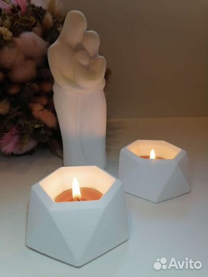 Подсвечники со свечами