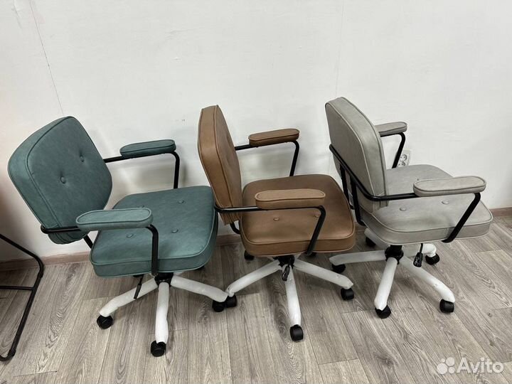 Стул кресло офисный на колесах