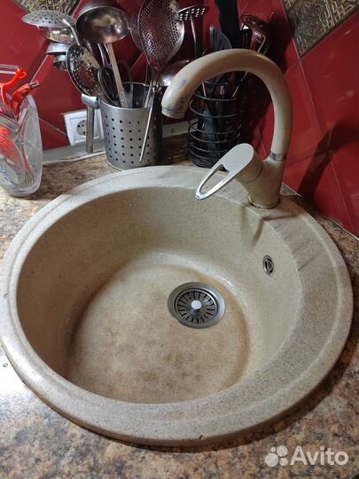 Кухонная мойка с краном