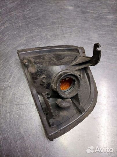 Поворотник правый Nissan Sunny N14