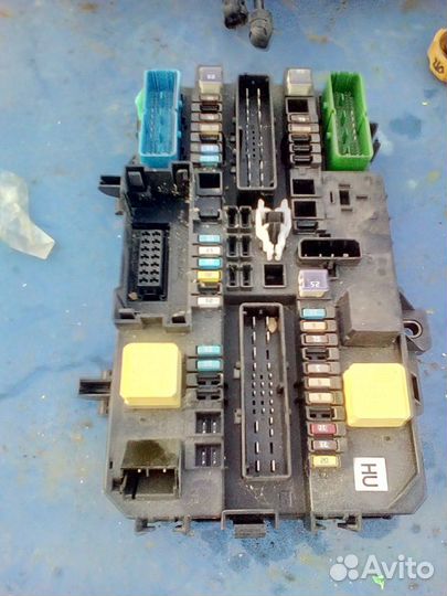 Блок предохранителей подкапотный Opel Astra H