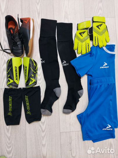 Футбольная форма бутсы щитки demix