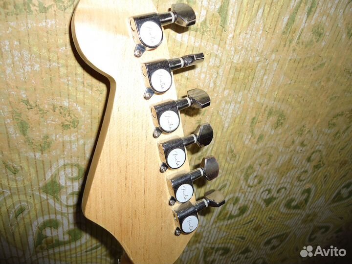 Электрогитара,комбоусилитель + комплект