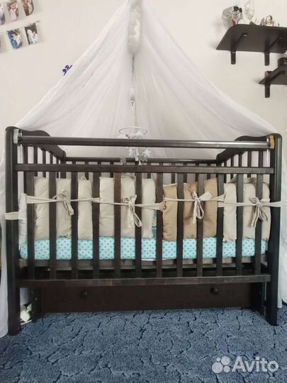 Детская кроватка с маятником и матрацем
