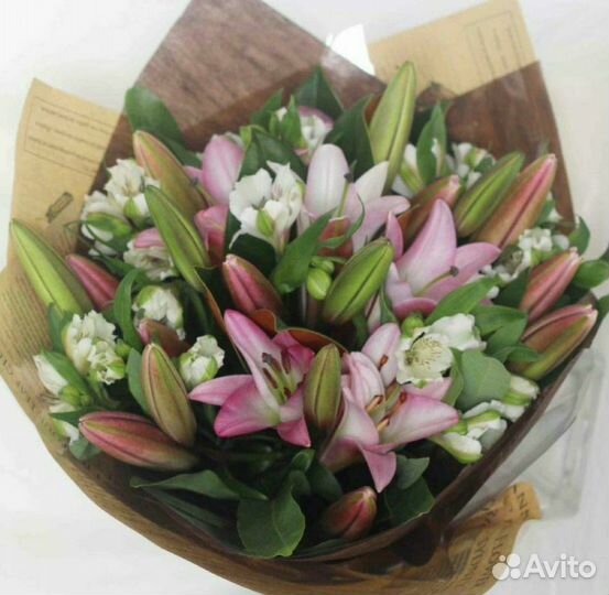 Авторские букеты с лилиями ,доставка по спб и ло