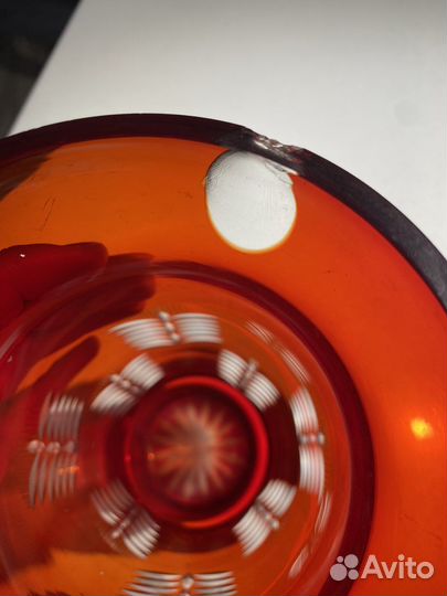 Ваза из красного стекла